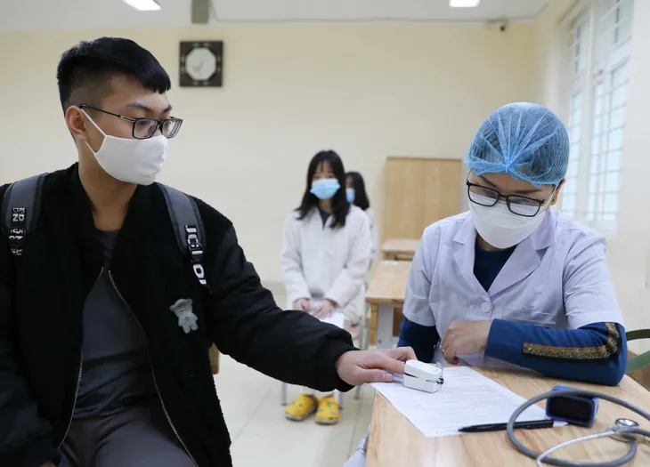 Ảnh: Học sinh Hà Nội đến trường tiêm vaccine phòng COVID-19 - Ảnh 4. Ảnh: Học sinh Hà Nội đến trường tiêm vaccine phòng COVID-19 - Ảnh 4.