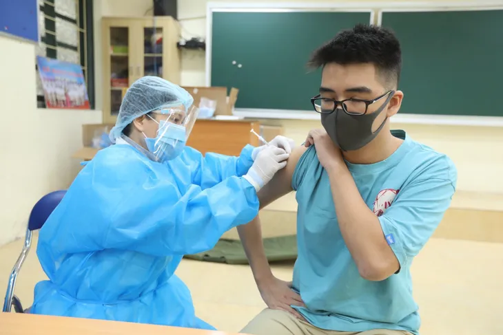 Ảnh: Học sinh Hà Nội đến trường tiêm vaccine phòng COVID-19 - Ảnh 9. Ảnh: Học sinh Hà Nội đến trường tiêm vaccine phòng COVID-19 - Ảnh 9.