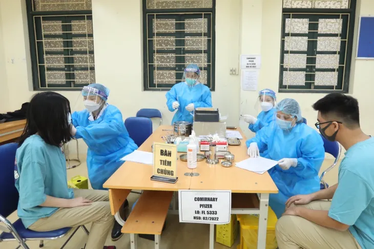 Ảnh: Học sinh Hà Nội đến trường tiêm vaccine phòng COVID-19 - Ảnh 8. Ảnh: Học sinh Hà Nội đến trường tiêm vaccine phòng COVID-19 - Ảnh 8.