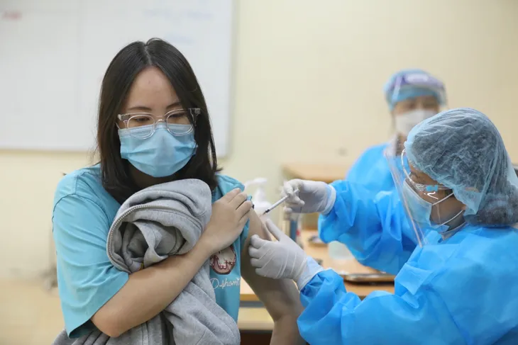 Ảnh: Học sinh Hà Nội đến trường tiêm vaccine phòng COVID-19 - Ảnh 7. Ảnh: Học sinh Hà Nội đến trường tiêm vaccine phòng COVID-19 - Ảnh 7.