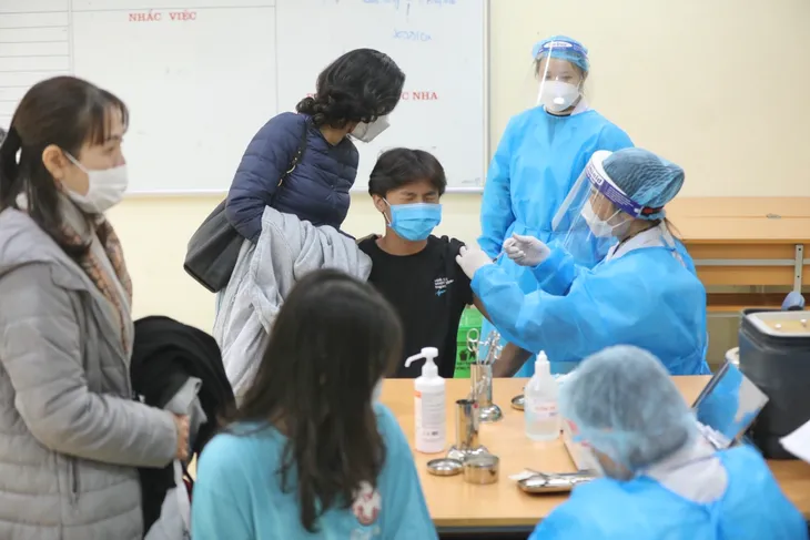 Ảnh: Học sinh Hà Nội đến trường tiêm vaccine phòng COVID-19 - Ảnh 6. Ảnh: Học sinh Hà Nội đến trường tiêm vaccine phòng COVID-19 - Ảnh 6.