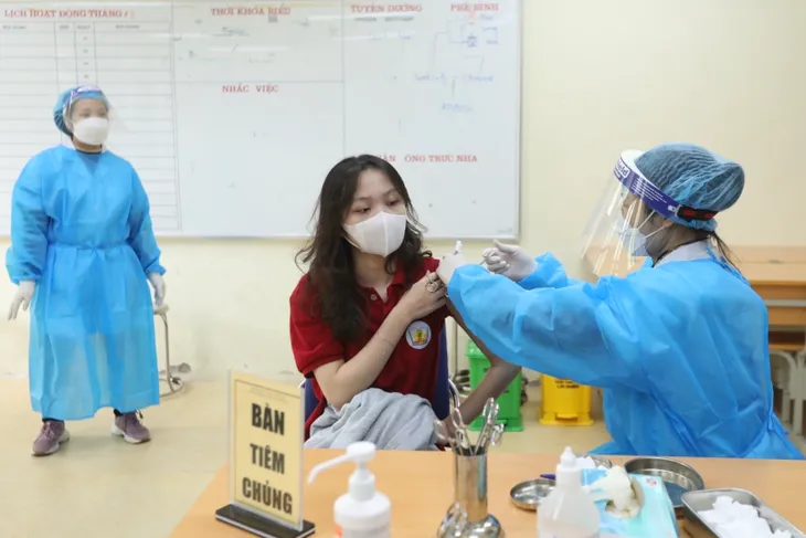 Ảnh: Học sinh Hà Nội đến trường tiêm vaccine phòng COVID-19 - Ảnh 10. Ảnh: Học sinh Hà Nội đến trường tiêm vaccine phòng COVID-19 - Ảnh 10.