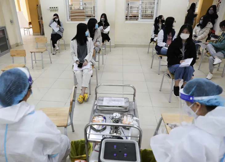 Ảnh: Học sinh Hà Nội đến trường tiêm vaccine phòng COVID-19 - Ảnh 5. Ảnh: Học sinh Hà Nội đến trường tiêm vaccine phòng COVID-19 - Ảnh 5.