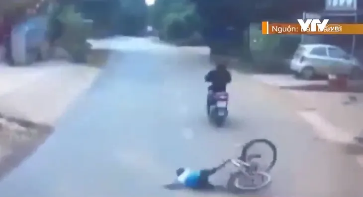 Học sinh đi xe đạp suýt gặp nạn vì sang đường bất cẩn - Ảnh 1. Học sinh đi xe đạp suýt gặp nạn vì sang đường bất cẩn - Ảnh 1.