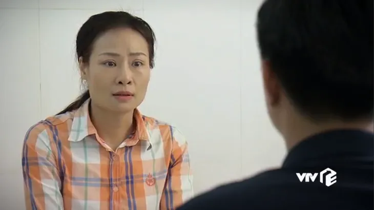 Phố trong làng - Tập 12: Trưởng họ Vũ cố thủ trong nhà vệ sinh vẫn bị tóm vì chơi karaoke vịn - Ảnh 1. Phố trong làng - Tập 12: Trưởng họ Vũ cố thủ trong nhà vệ sinh vẫn bị tóm vì chơi karaoke vịn - Ảnh 1.
