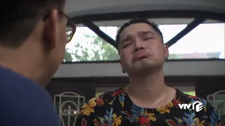 Phố trong làng - Tập 12: Trưởng họ Vũ cố thủ trong nhà vệ sinh vẫn bị tóm vì chơi karaoke vịn - Ảnh 3. Phố trong làng - Tập 12: Trưởng họ Vũ cố thủ trong nhà vệ sinh vẫn bị tóm vì chơi karaoke vịn - Ảnh 3.