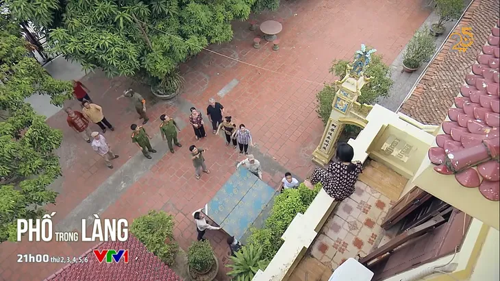 Phố trong làng - Tập 13: Vợ ông Trung tự tử khi biết chồng bị bắt quả tang đi karaoke tay vịn - Ảnh 1. Phố trong làng - Tập 13: Vợ ông Trung tự tử khi biết chồng bị bắt quả tang đi karaoke tay vịn - Ảnh 1.