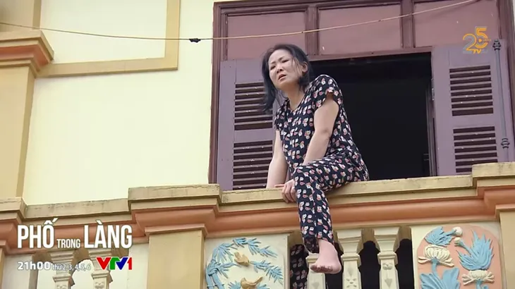 Phố trong làng - Tập 13: Vợ ông Trung tự tử khi biết chồng bị bắt quả tang đi karaoke tay vịn - Ảnh 2. Phố trong làng - Tập 13: Vợ ông Trung tự tử khi biết chồng bị bắt quả tang đi karaoke tay vịn - Ảnh 2.
