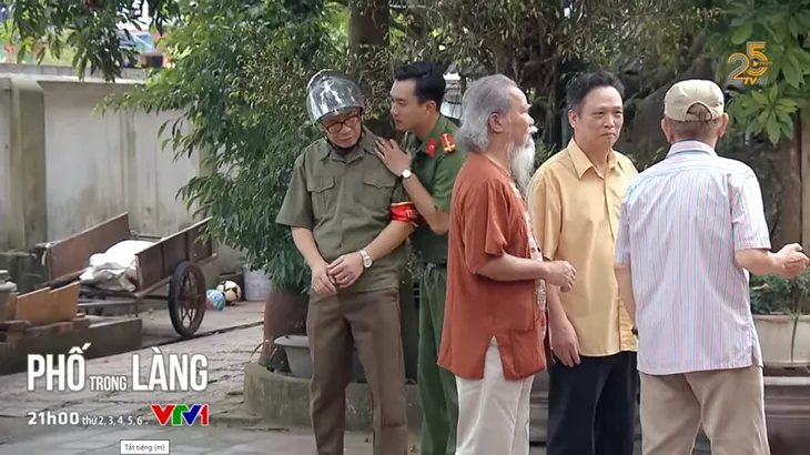 Phố trong làng - Tập 13: Vợ ông Trung tự tử khi biết chồng bị bắt quả tang đi karaoke tay vịn - Ảnh 3. Phố trong làng - Tập 13: Vợ ông Trung tự tử khi biết chồng bị bắt quả tang đi karaoke tay vịn - Ảnh 3.