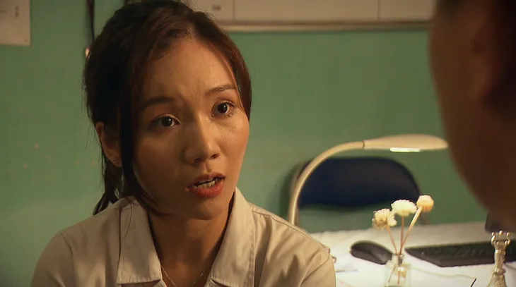 Phố trong làng - Tập 12: Trưởng họ Vũ cố thủ trong nhà vệ sinh vẫn bị tóm vì chơi karaoke vịn - Ảnh 4. Phố trong làng - Tập 12: Trưởng họ Vũ cố thủ trong nhà vệ sinh vẫn bị tóm vì chơi karaoke vịn - Ảnh 4.