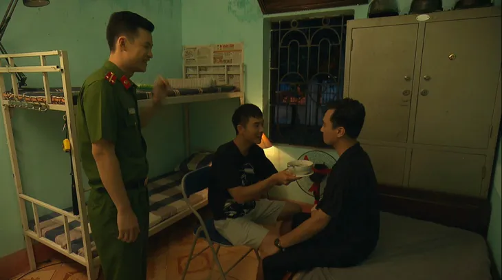 Phố trong làng - Tập 12: Trưởng họ Vũ cố thủ trong nhà vệ sinh vẫn bị tóm vì chơi karaoke vịn - Ảnh 7. Phố trong làng - Tập 12: Trưởng họ Vũ cố thủ trong nhà vệ sinh vẫn bị tóm vì chơi karaoke vịn - Ảnh 7.