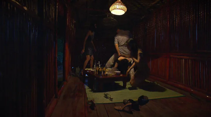 Phố trong làng - Tập 12: Trưởng họ Vũ cố thủ trong nhà vệ sinh vẫn bị tóm vì chơi karaoke vịn - Ảnh 9. Phố trong làng - Tập 12: Trưởng họ Vũ cố thủ trong nhà vệ sinh vẫn bị tóm vì chơi karaoke vịn - Ảnh 9.