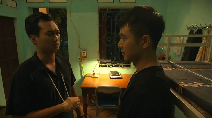 Phố trong làng - Tập 12: Trưởng họ Vũ cố thủ trong nhà vệ sinh vẫn bị tóm vì chơi karaoke vịn - Ảnh 6. Phố trong làng - Tập 12: Trưởng họ Vũ cố thủ trong nhà vệ sinh vẫn bị tóm vì chơi karaoke vịn - Ảnh 6.