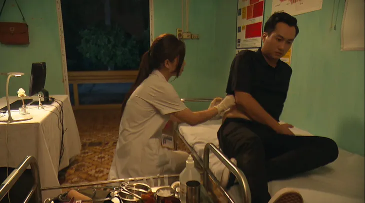 Phố trong làng - Tập 12: Trưởng họ Vũ cố thủ trong nhà vệ sinh vẫn bị tóm vì chơi karaoke vịn - Ảnh 5. Phố trong làng - Tập 12: Trưởng họ Vũ cố thủ trong nhà vệ sinh vẫn bị tóm vì chơi karaoke vịn - Ảnh 5.