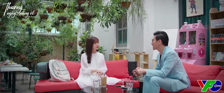 Thương ngày nắng về - Tập 6: Đi xem mặt thay chị, cô em út vớ phải chàng Việt kiều vô duyên hết cỡ - Ảnh 1. Thương ngày nắng về - Tập 6: Đi xem mặt thay chị, cô em út vớ phải chàng Việt kiều vô duyên hết cỡ - Ảnh 1.