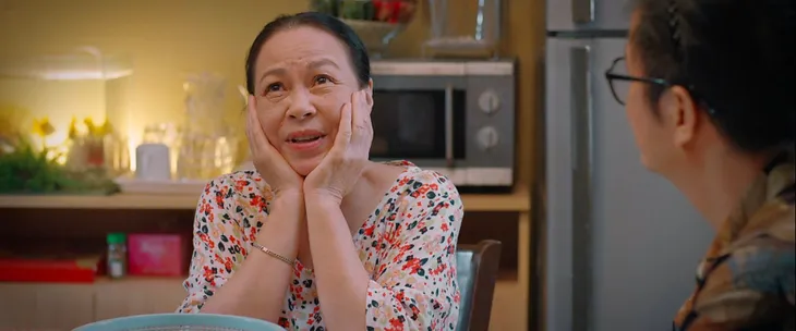 Thương ngày nắng về: Hai con gái làm chuyện động trời, bà Nga bị thông gia hụt mắng té tát giữa đường - Ảnh 9. Thương ngày nắng về: Hai con gái làm chuyện động trời, bà Nga bị thông gia hụt mắng té tát giữa đường - Ảnh 9.