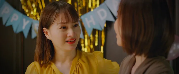 Thương ngày nắng về: Hai con gái làm chuyện động trời, bà Nga bị thông gia hụt mắng té tát giữa đường - Ảnh 23. Thương ngày nắng về: Hai con gái làm chuyện động trời, bà Nga bị thông gia hụt mắng té tát giữa đường - Ảnh 23.