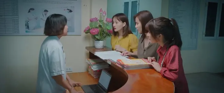 Thương ngày nắng về: Hai con gái làm chuyện động trời, bà Nga bị thông gia hụt mắng té tát giữa đường - Ảnh 27. Thương ngày nắng về: Hai con gái làm chuyện động trời, bà Nga bị thông gia hụt mắng té tát giữa đường - Ảnh 27.