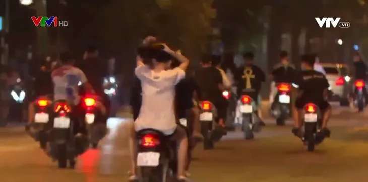 Rầm rộ đua xe trái phép giữa mùa dịch thách thức pháp luật - Ảnh 1. Rầm rộ đua xe trái phép giữa mùa dịch thách thức pháp luật - Ảnh 1.
