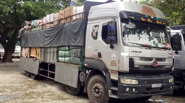 Bắt xe tải chở mỹ phẩm, quần áo nghi nhập lậu trị giá trên 1,5 tỷ đồng - Ảnh 1.