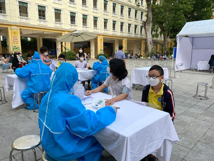 Hà Nội bắt đầu tiêm vaccine ngừa COVID-19 cho học sinh lớp 9 - Ảnh 3. Hà Nội bắt đầu tiêm vaccine ngừa COVID-19 cho học sinh lớp 9 - Ảnh 3.