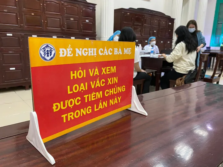 Hà Nội bắt đầu tiêm vaccine ngừa COVID-19 cho học sinh lớp 9 - Ảnh 4. Hà Nội bắt đầu tiêm vaccine ngừa COVID-19 cho học sinh lớp 9 - Ảnh 4.