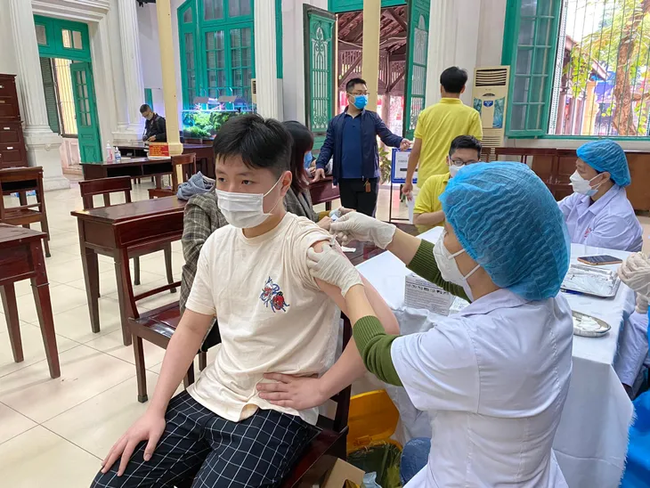 Hà Nội bắt đầu tiêm vaccine ngừa COVID-19 cho học sinh lớp 9 - Ảnh 5. Hà Nội bắt đầu tiêm vaccine ngừa COVID-19 cho học sinh lớp 9 - Ảnh 5.