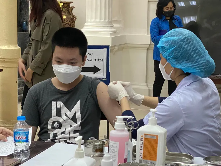 Hà Nội bắt đầu tiêm vaccine ngừa COVID-19 cho học sinh lớp 9 - Ảnh 6. Hà Nội bắt đầu tiêm vaccine ngừa COVID-19 cho học sinh lớp 9 - Ảnh 6.