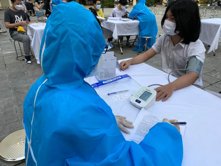 Hà Nội bắt đầu tiêm vaccine ngừa COVID-19 cho học sinh lớp 9 - Ảnh 2. Hà Nội bắt đầu tiêm vaccine ngừa COVID-19 cho học sinh lớp 9 - Ảnh 2.
