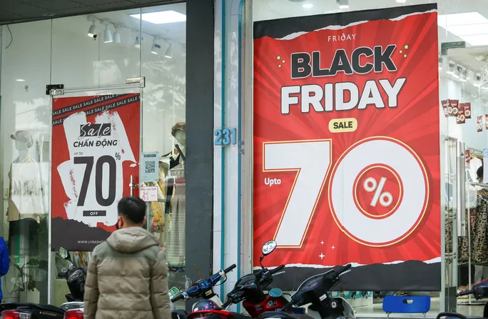 Giảm giá “sập sàn” ngày Black Friday, phố mua sắm vẫn vắng khách - Ảnh 1. Giảm giá “sập sàn” ngày Black Friday, phố mua sắm vẫn vắng khách - Ảnh 1.