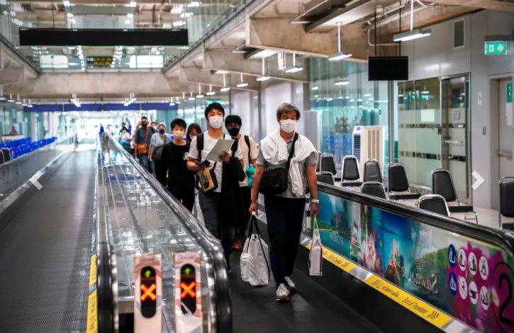 61 du khách từ Nam Phi tới Hà Lan dương tính với COVID-19 - Ảnh 1. 61 du khách từ Nam Phi tới Hà Lan dương tính với COVID-19 - Ảnh 1.
