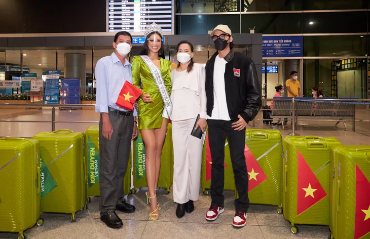 H’Hen Niê tiễn Kim Duyên lên đường dự thi Hoa hậu Hoàn vũ 2021 - Ảnh 10. H’Hen Niê tiễn Kim Duyên lên đường dự thi Hoa hậu Hoàn vũ 2021 - Ảnh 10.