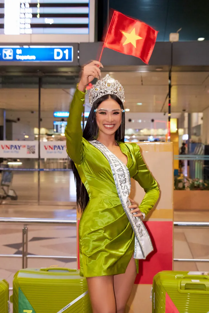 H’Hen Niê tiễn Kim Duyên lên đường dự thi Hoa hậu Hoàn vũ 2021 - Ảnh 1. H’Hen Niê tiễn Kim Duyên lên đường dự thi Hoa hậu Hoàn vũ 2021 - Ảnh 1.