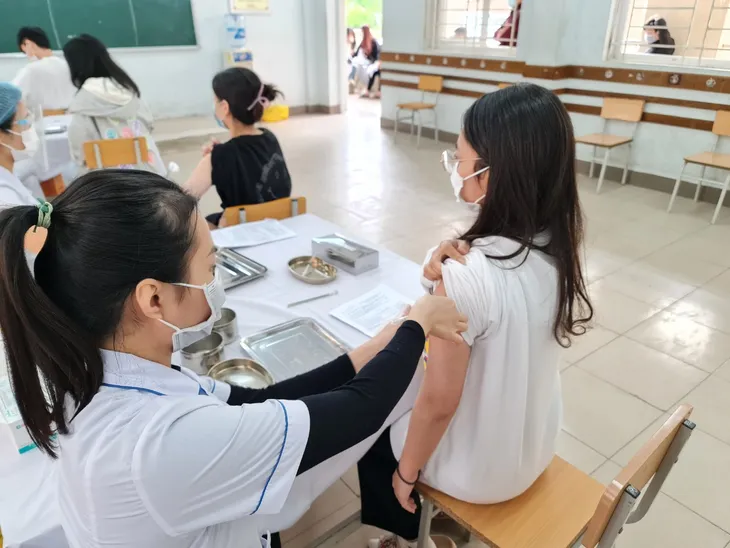 Một số lưu ý khi tiêm vaccine phòng COVID-19 cho trẻ 5-11 tuổi - Ảnh 1. Một số lưu ý khi tiêm vaccine phòng COVID-19 cho trẻ 5-11 tuổi - Ảnh 1.