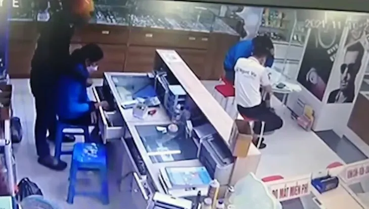 Tội phạm cướp giật, hình sự đặc biệt manh động dịp cuối năm - Ảnh 1. Tội phạm cướp giật, hình sự đặc biệt manh động dịp cuối năm - Ảnh 1.
