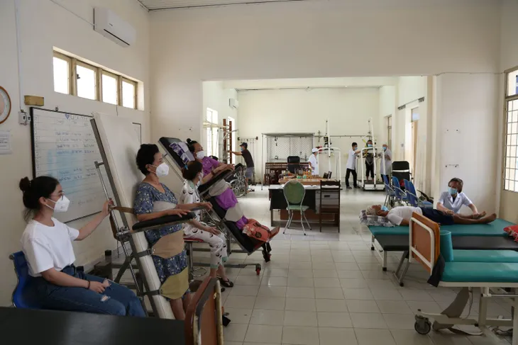 Tận dụng thời gian vàng phục hồi chức năng cho bệnh nhân sau tai biến mạch máu não - Ảnh 1. Tận dụng thời gian vàng phục hồi chức năng cho bệnh nhân sau tai biến mạch máu não - Ảnh 1.