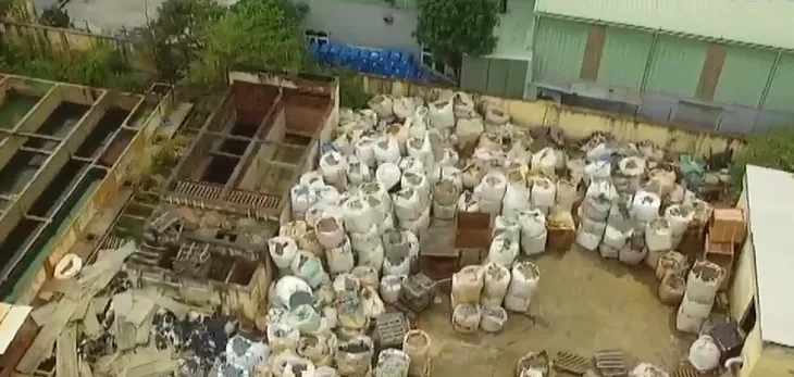 Xưởng tái chế nhựa không phép gây ô nhiễm nhiều năm - Ảnh 1. Xưởng tái chế nhựa không phép gây ô nhiễm nhiều năm - Ảnh 1.