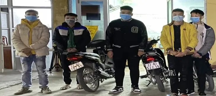 Bắt nhóm thanh niên đua xe máy trang bị cả vũ khí - Ảnh 2. Bắt nhóm thanh niên đua xe máy trang bị cả vũ khí - Ảnh 2.