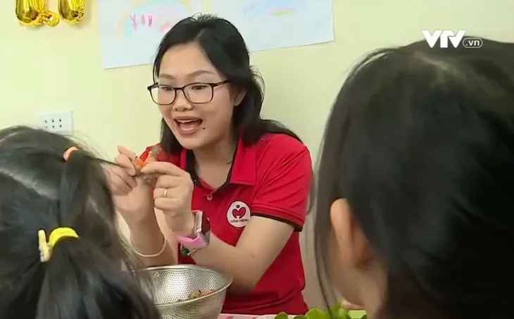 Tìm cách giữ chân giáo viên mầm non tư thục - Ảnh 1.