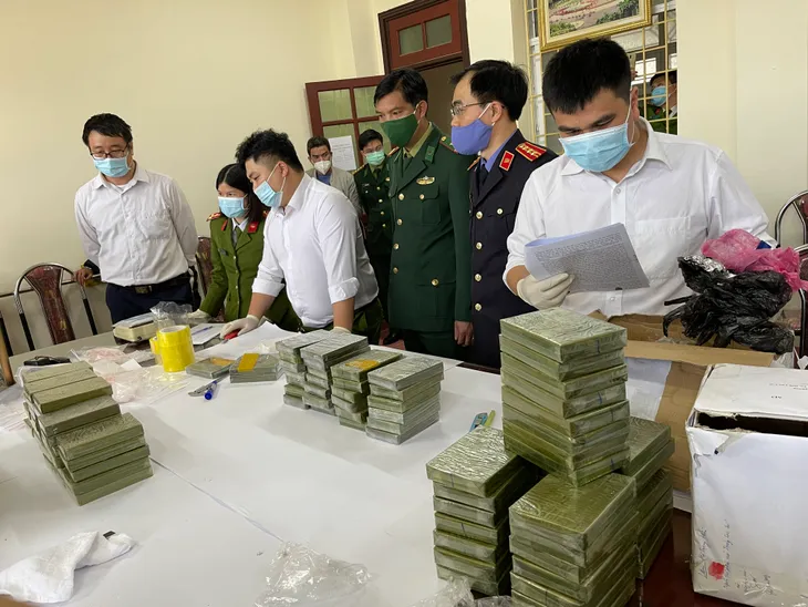 Triệt phá đường dây vận chuyển ma túy xuyên quốc gia, thu 100 bánh heroin - Ảnh 2. Triệt phá đường dây vận chuyển ma túy xuyên quốc gia, thu 100 bánh heroin - Ảnh 2.