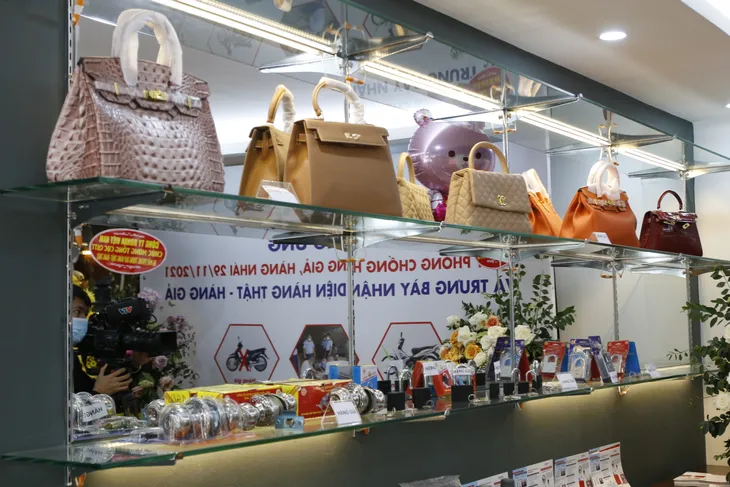 Trưng bày nhận diện hàng thật - giả hưởng ứng Ngày Phòng chống hàng giả, hàng nhái - Ảnh 4. Trưng bày nhận diện hàng thật - giả hưởng ứng Ngày Phòng chống hàng giả, hàng nhái - Ảnh 4.