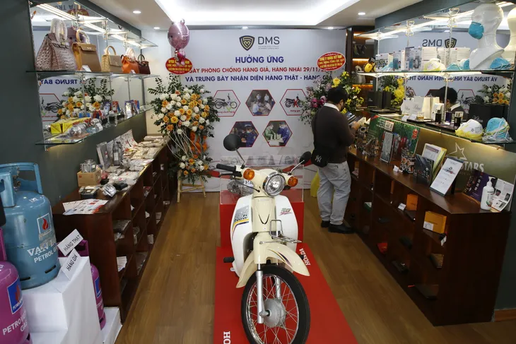 Trưng bày nhận diện hàng thật - giả hưởng ứng Ngày Phòng chống hàng giả, hàng nhái - Ảnh 1. Trưng bày nhận diện hàng thật - giả hưởng ứng Ngày Phòng chống hàng giả, hàng nhái - Ảnh 1.