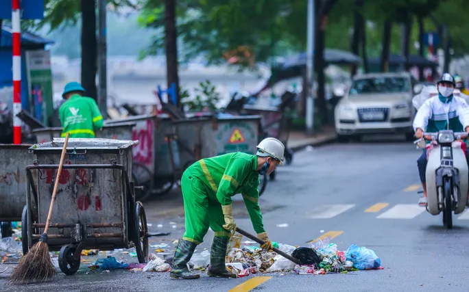 Rác thải ùn ứ trên nhiều tuyến phố Hà Nội - Ảnh 3. Rác thải ùn ứ trên nhiều tuyến phố Hà Nội - Ảnh 3.