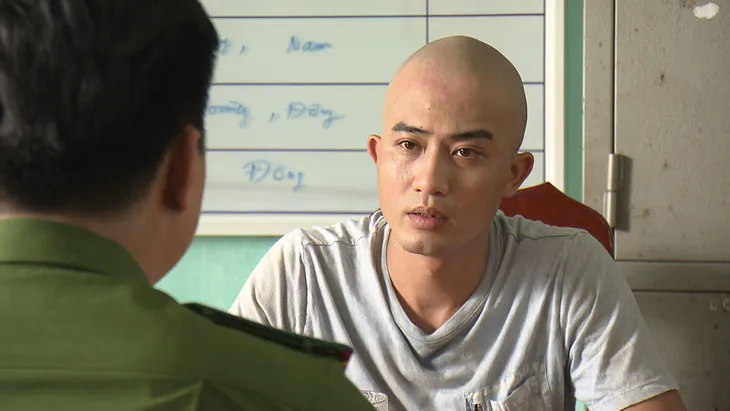 Doãn Quốc Đam cạo đầu cho vai diễn của Phố trong làng - Ảnh 2. Doãn Quốc Đam cạo đầu cho vai diễn của Phố trong làng - Ảnh 2.