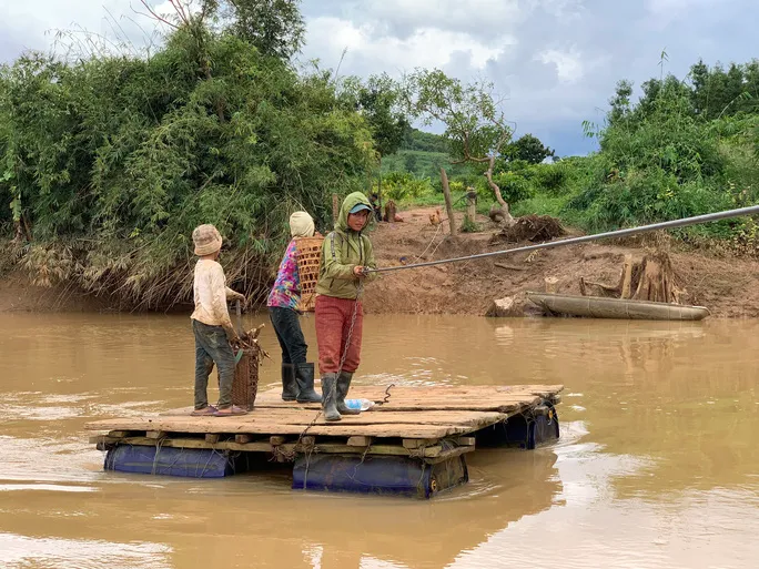 Không có cầu, người dân liều mình kéo bè qua sông - Ảnh 2. Không có cầu, người dân liều mình kéo bè qua sông - Ảnh 2.