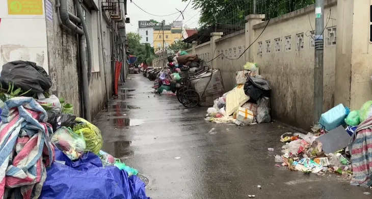 Rác thải ùn ứ trên nhiều tuyến phố Hà Nội - Ảnh 5. Rác thải ùn ứ trên nhiều tuyến phố Hà Nội - Ảnh 5.