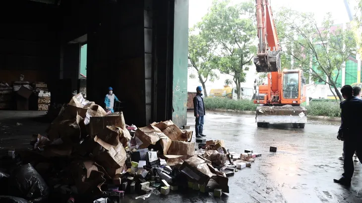 Tiêu hủy hơn 2.000 chai nước hoa giả mạo nhãn hiệu trị giá gần 8 tỷ đồng - Ảnh 3. Tiêu hủy hơn 2.000 chai nước hoa giả mạo nhãn hiệu trị giá gần 8 tỷ đồng - Ảnh 3.