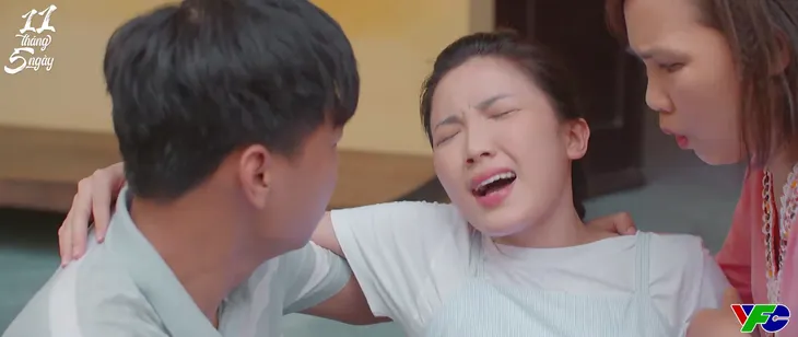 11 tháng 5 ngày - Tập 43: Thục Anh đau đẻ, cả xóm trọ tán loạn - Ảnh 1. 11 tháng 5 ngày - Tập 43: Thục Anh đau đẻ, cả xóm trọ tán loạn - Ảnh 1.