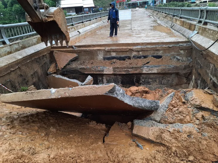 Mưa lớn gây cô lập huyện Nam Trà My - Ảnh 1. Mưa lớn gây cô lập huyện Nam Trà My - Ảnh 1.