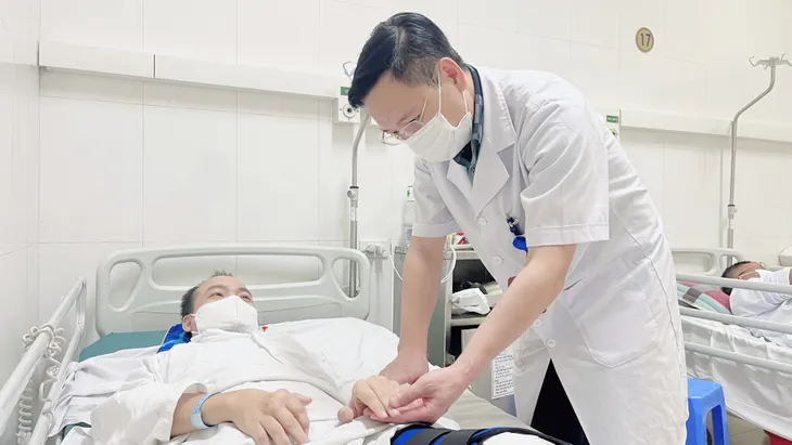 Biến dạng khớp do bệnh gout, bệnh nhân phải phẫu thuật thay khớp gối 2 bên - Ảnh 2. Biến dạng khớp do bệnh gout, bệnh nhân phải phẫu thuật thay khớp gối 2 bên - Ảnh 2.